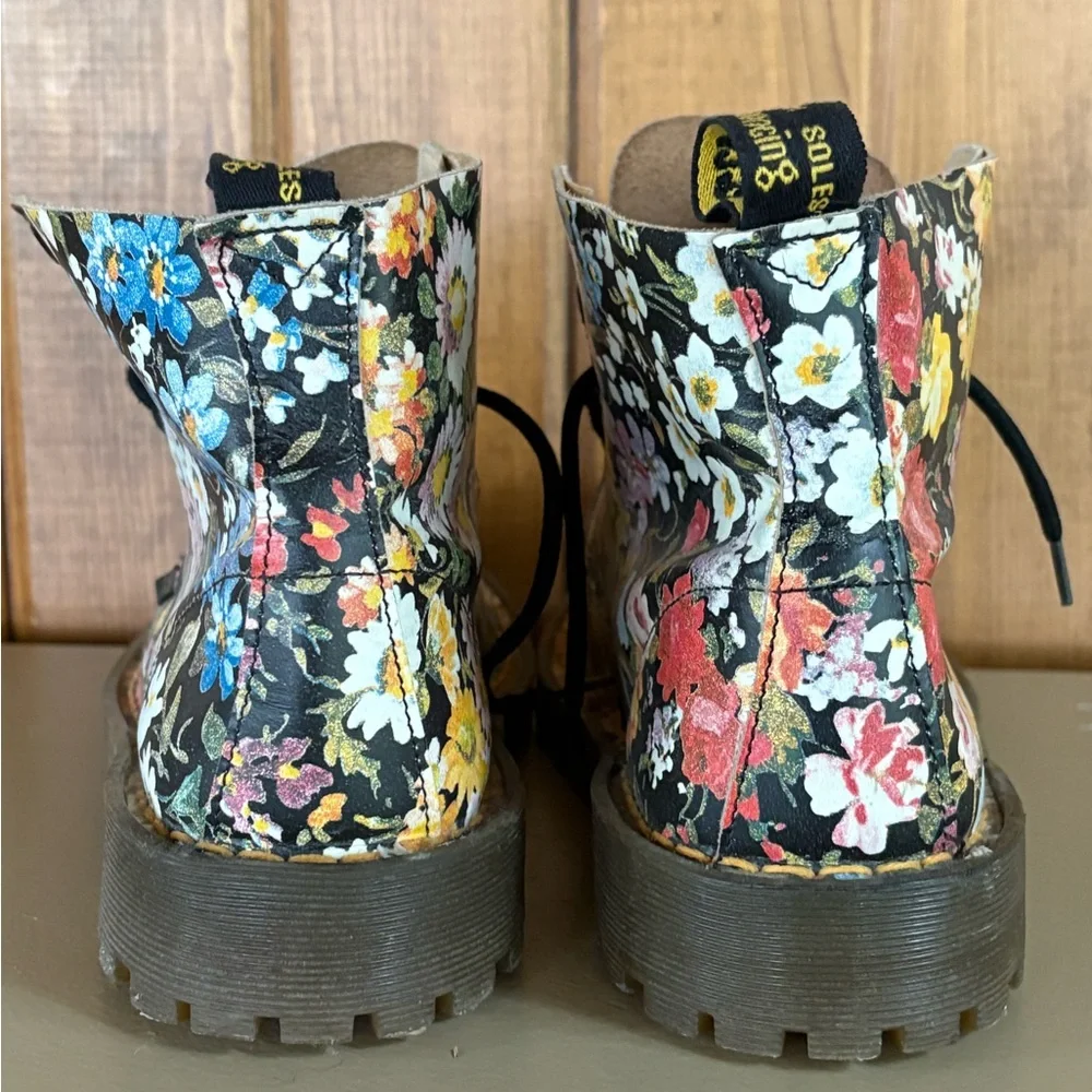 Vintage Floral Lace-Up Boots - Picture 6 of 8
